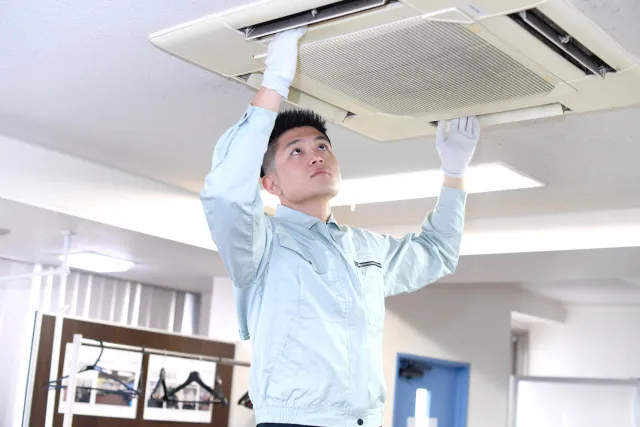 業務用エアコンの作業員