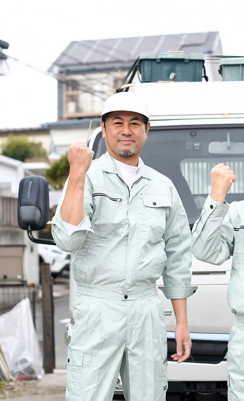 ガッツポーズする二人の作業員