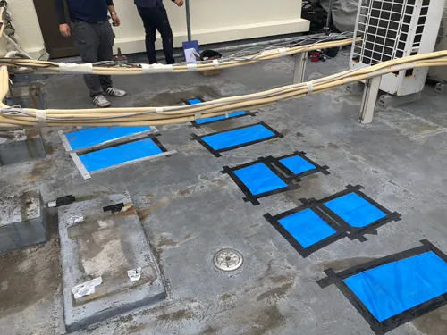 屋上防水のための業務用室外機脱着(ビフォー)