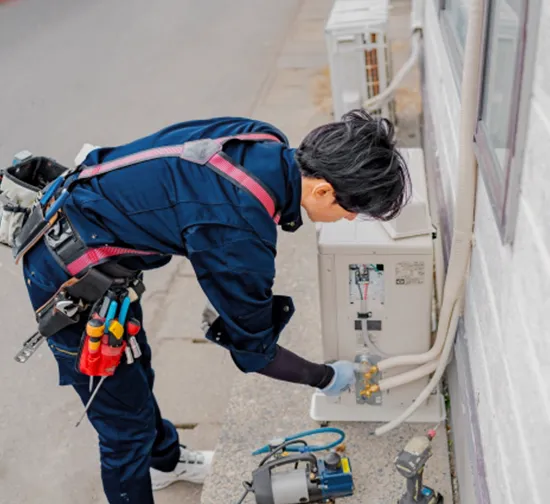 室外機を設置中の作業員
