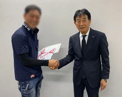 当社代表山田淳三からO様へ報酬の手渡し