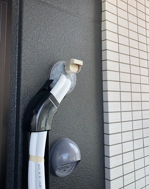 室外配管。綺麗なパテ