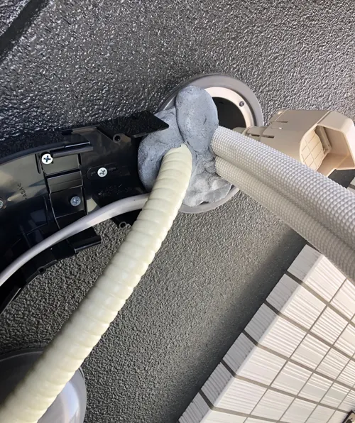 室外配管。綺麗なパテ拡大