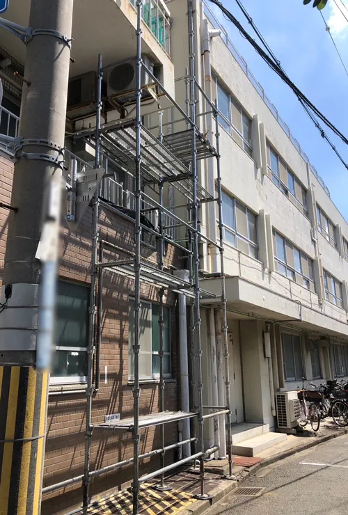 足場を組んだ作業