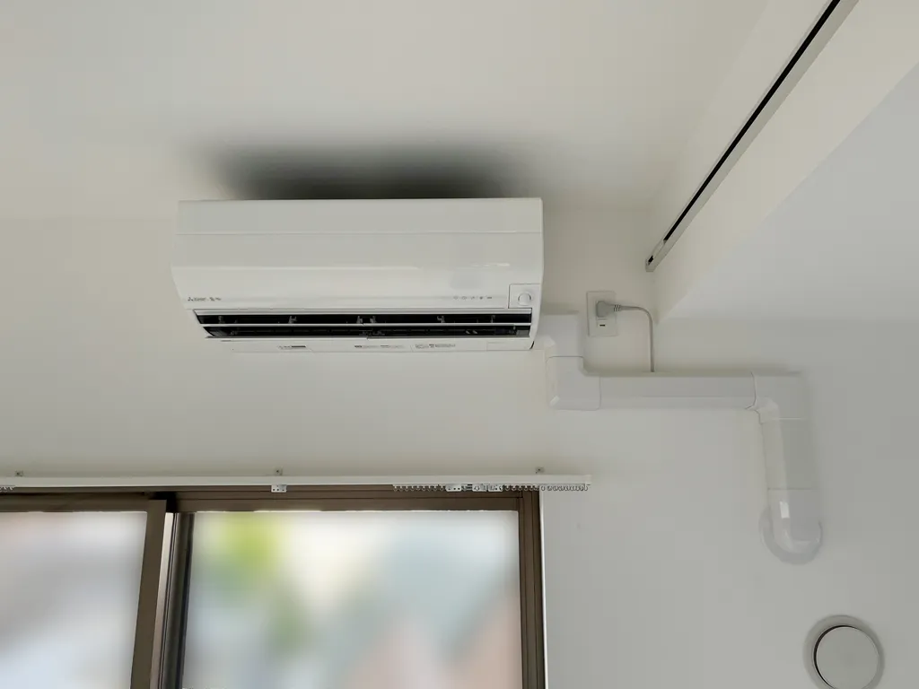 室内化粧カバー。室内機と配管穴カーテンレールなどの位置関係にあわせて調整