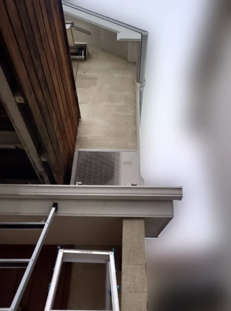 梯子作業。戸建て物件の2階部分での室外機屋根置き作業