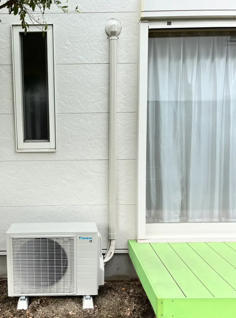 戸建て物件の室外機の化粧カバー。標準取付工事の内容